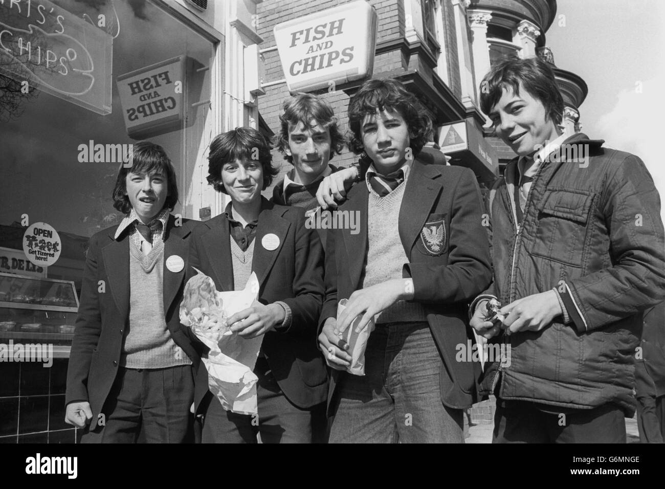 Gli studenti della Highgate School, Moseley, Birmingham, mangiano patatine durante la pausa pranzo a scuola. Foto Stock