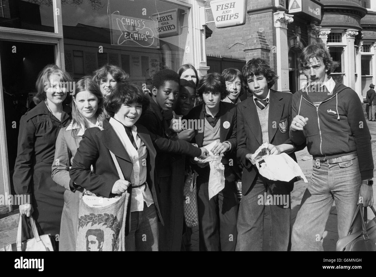 Gli studenti della Highgate School, Moseley, Birmingham, mangiano patatine durante la pausa pranzo a scuola. Foto Stock