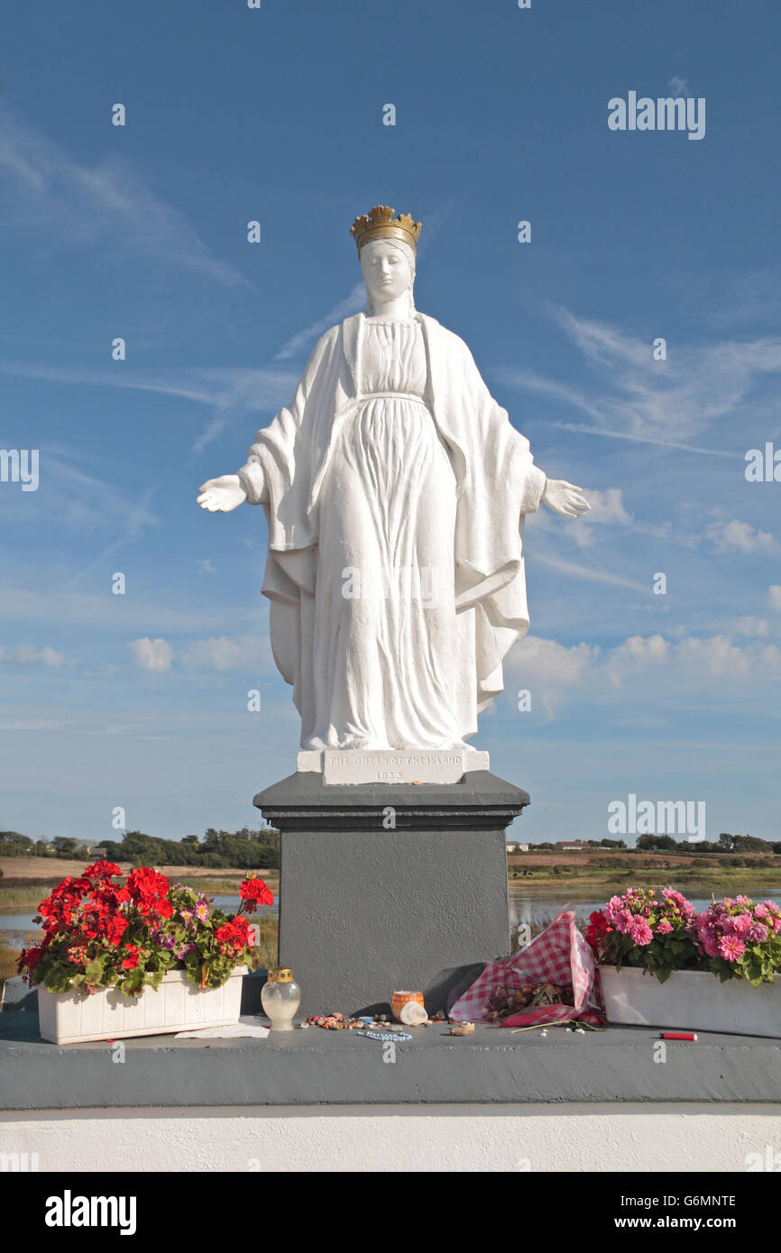 Statua di Maria con offerte presso la sua base sulla Nostra Signora della isola, County Wexford, Irlanda (Eire). Foto Stock