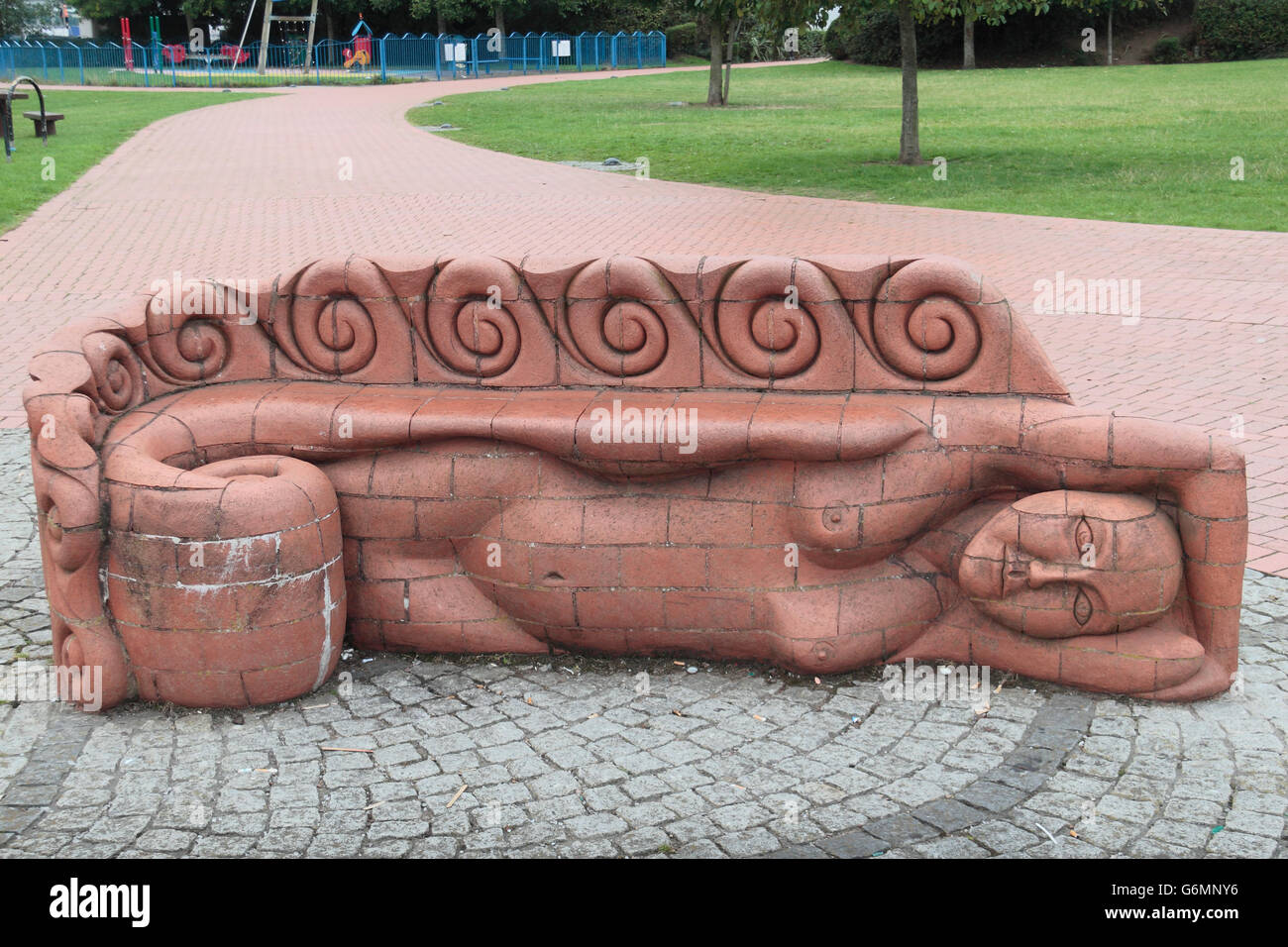 " Femminile Beastie panchina' da Gwen Heeney, uno di una serie di nove Beastie panche in mattone, Cardiff Bay, GLAMORGAN, GALLES. Foto Stock