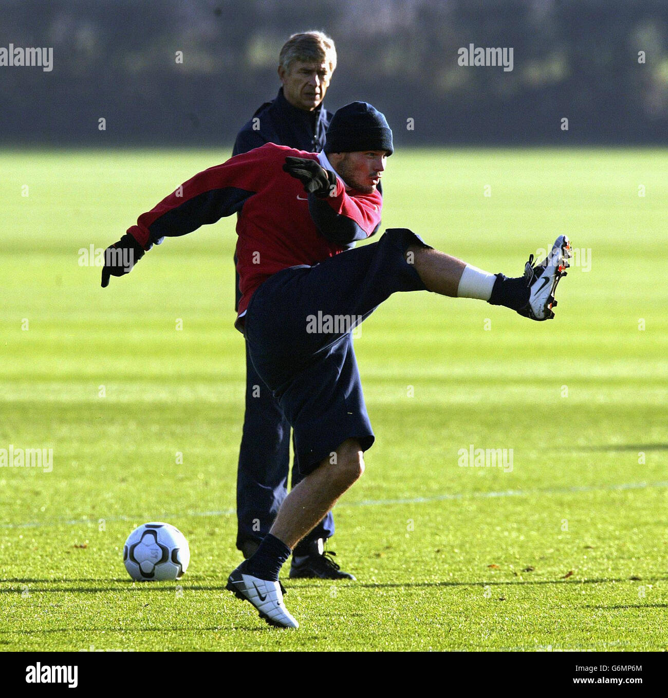 La pratica di tiro di Freddie Ljungberg di Arsenal è seguita dal Manager Arsene Wenger durante una sessione di allenamento a London Colney, Hertfordshire, prima della partita di domani della UEFA Champions League Group B contro Lokomotiv Moscow a Highbury. L'Arsenal ha bisogno almeno di un pareggio per garantire la qualifica al secondo turno della competizione. Foto Stock La pratica di tiro di Freddie Ljungberg di Arsenal è seguita dal Manager Arsene Wenger durante una sessione di allenamento a London Colney, Hertfordshire, prima della partita di domani della UEFA Champions League Group B contro Lokomotiv Moscow a Highbury. L'Arsenal ha bisogno almeno di un pareggio per garantire la qualifica al secondo turno della competizione. Foto Stock