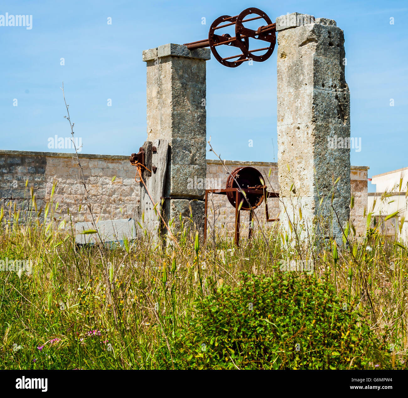 Antico luogo di irrigazione abbandonati nella campagna della Puglia Foto Stock