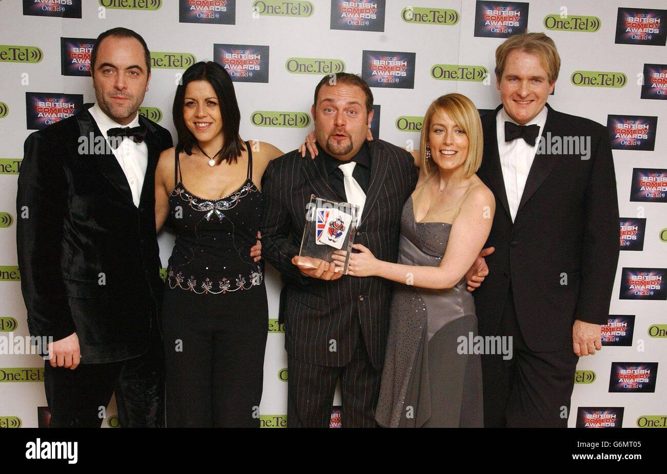 (Da sinistra a destra) il cast di Cold Feet - James Nesbitt, Jacey Salles, John Thomson, Fay Ripley e Robert Bathurst - con il loro premio per il miglior dramma comico durante l'annuale British Comedy Awards presso gli studi televisivi di Londra a sud di Londra. Foto Stock