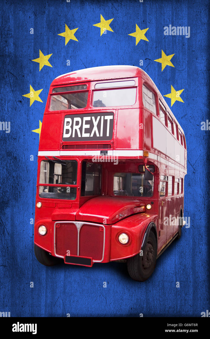 Brexit scritto su una London vintage bus rosso, bandiera dell'Unione europea sullo sfondo Foto Stock