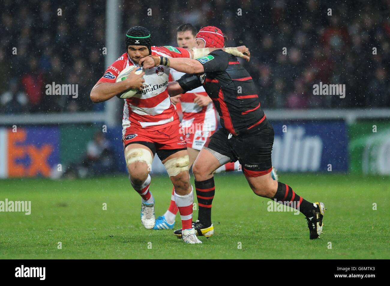 Il Sione Kalamafoni di Gloucester Rugby (a sinistra) è affrontato dal Lodewicus Blaauw di Edinburgo durante la Heineken Cup, Pool Six match a Kingsholm, Gloucester. Foto Stock