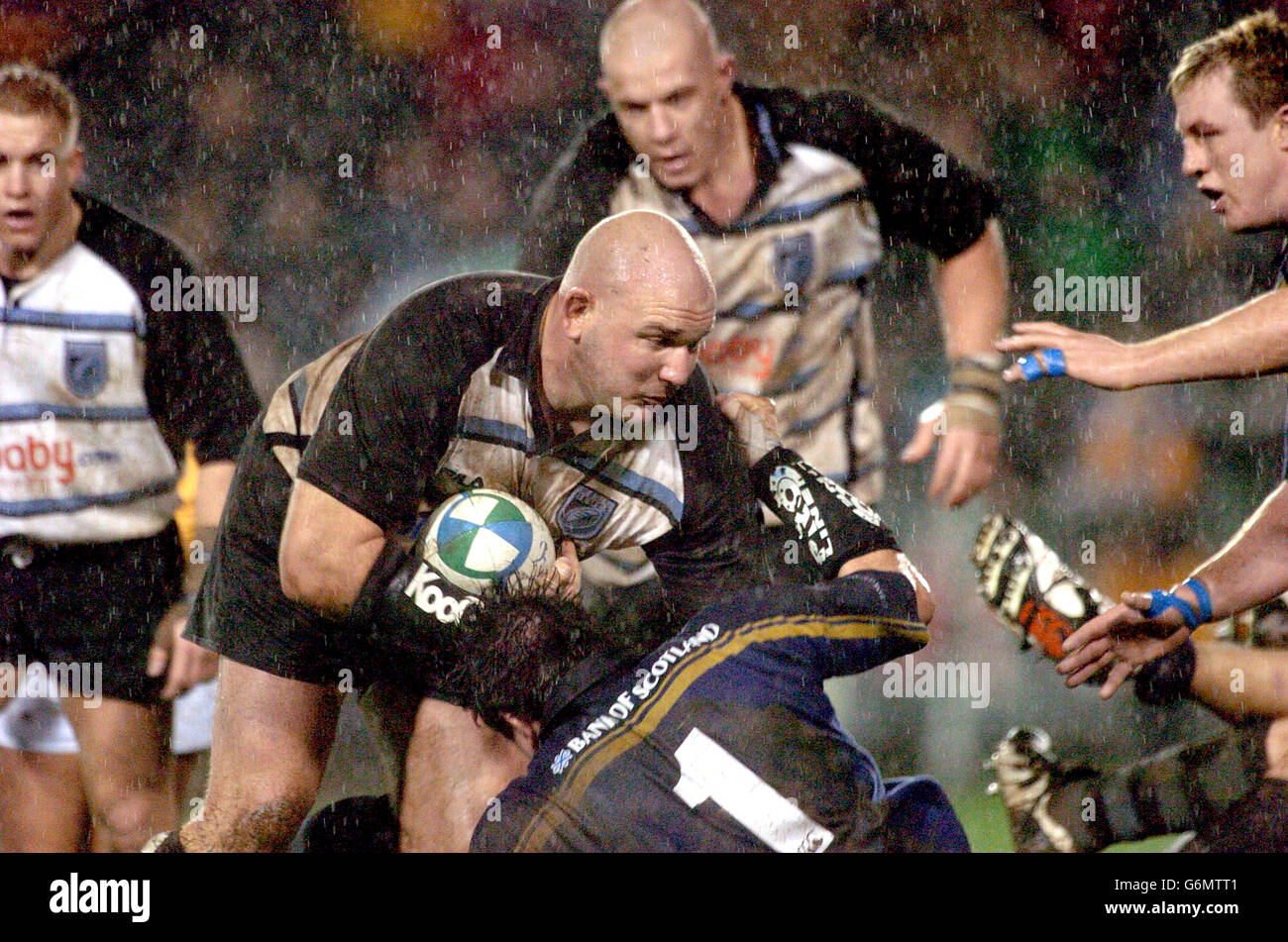 RUGBYU Cardiff / Leinster. Craig Quinnell di Cardiff guida attraverso il Reggie Corrigan di Leinster durante la loro partita di rugby Union Heineken Cup Pool 3 a Cardiff. Foto Stock