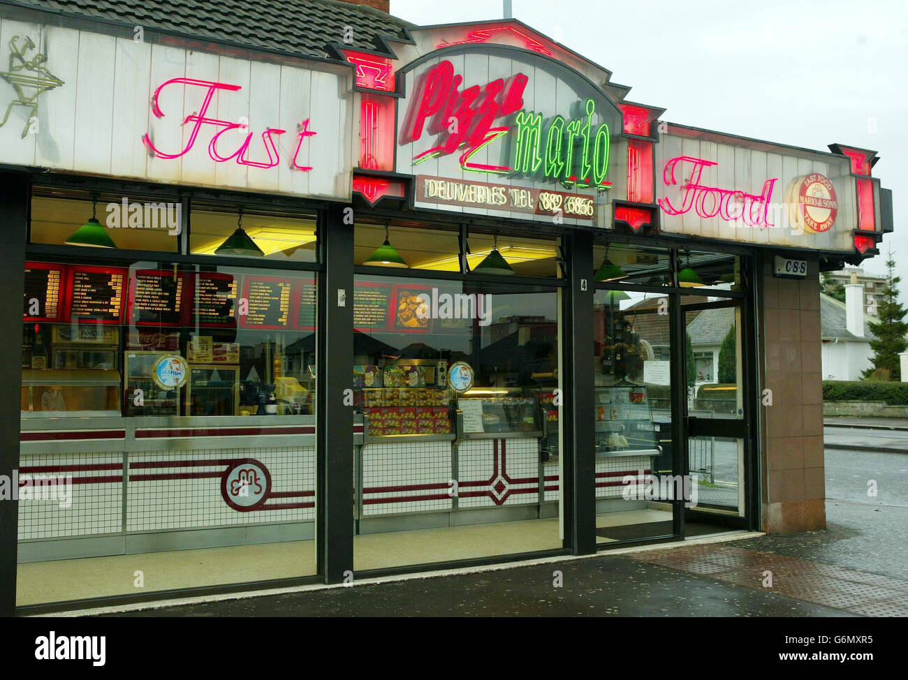 La vista esterna del fast food di Mario nella zona di Cardonald a Glasgow, dove un adolescente scoprì un bambino abbandonato fuori dal negozio di chip. Il bambino di due o tre giorni è stato scoperto poco dopo la mezzanotte avvolto in un asciugamano e in un vello rosso quando è stato trovato sdraiato nella porta. Foto Stock