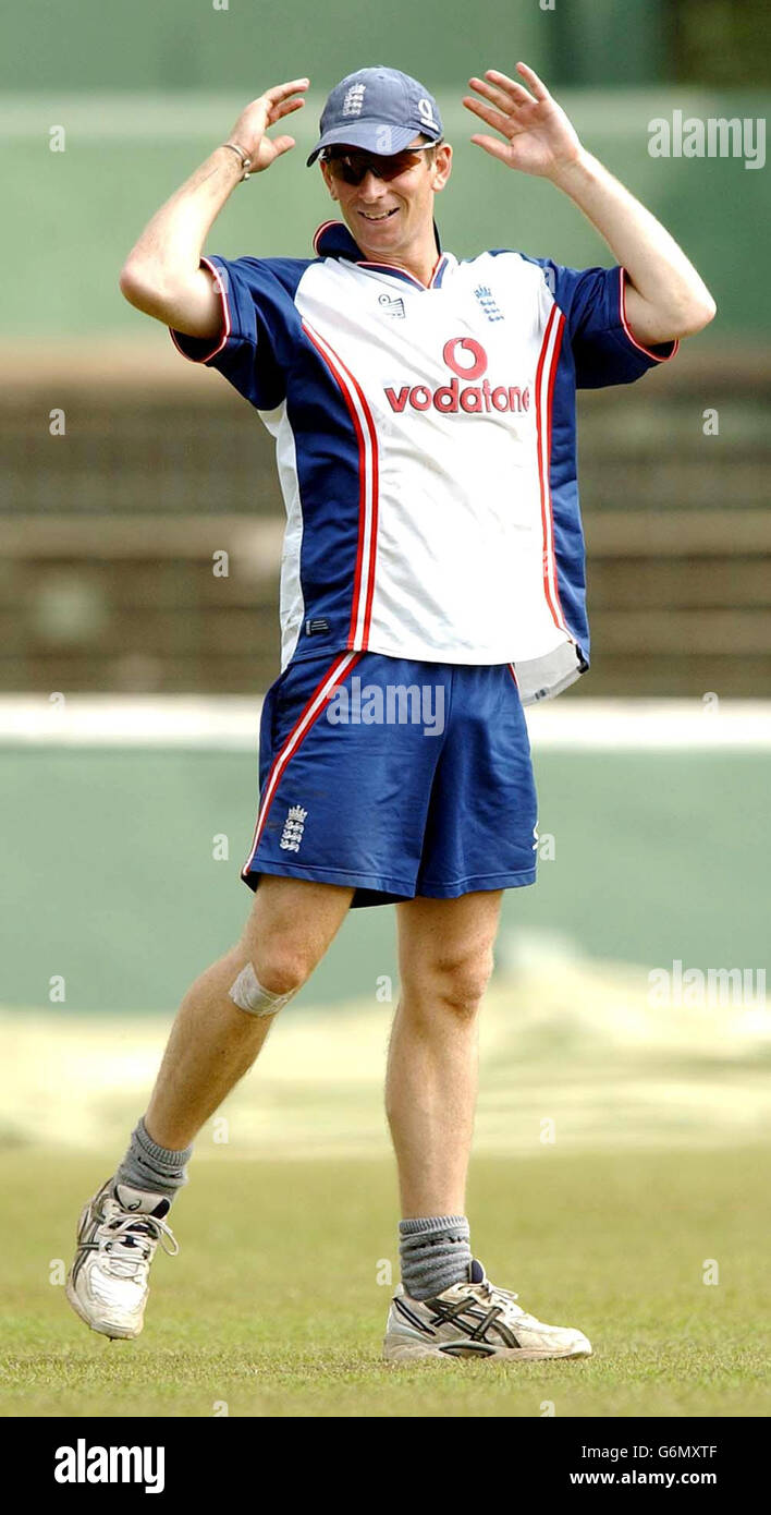 Il bowler inglese James Kirtley durante una sessione di reti al Singhalese Sports Club di Colombo, mentre l'Inghilterra si prepara alla prova finale delle tre serie di test contro lo Sri Lanka. L'allenatore del Sussex Peter Moores ha sostenuto Kirtley dopo che l'azione del bowler inglese è stata nuovamente messa in discussione. L'arbitro della partita Clive Lloyd oggi ha insistito che non ha richiesto alcuna ripresa dell'azione di Kirtley dopo averlo guardato nel secondo test contro lo Sri Lanka a Kandy. Foto Stock