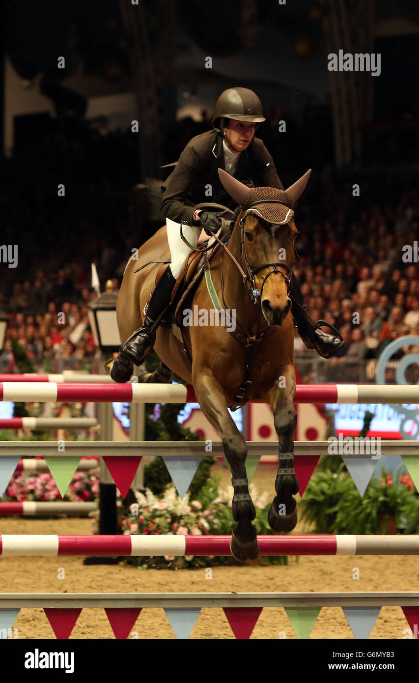 USA Laura Kraut Riding Jubilee d'Ouilly vince il Natale Pudding Stakes durante il terzo giorno del London International Horse Show, presso l'Olympia Exhibition Hall, West Kensington, Londra. Foto Stock