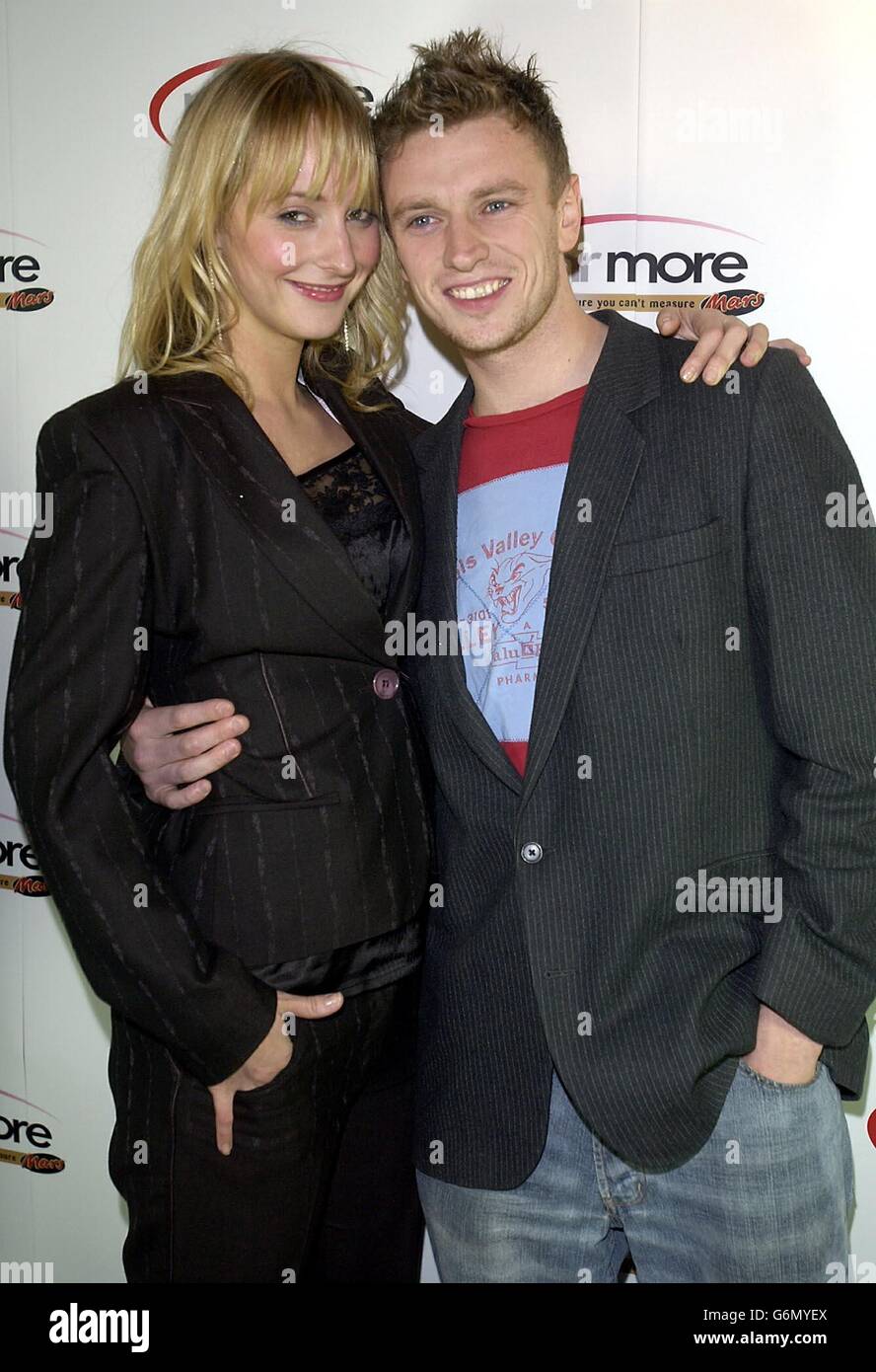 Il grande fratello 4 NUSH Nowak e il suo ragazzo Sam Ornbo partecipano al Mars MR More Magazine Awards 2003 & More Christmas Party al Wellington Club di Knightsbridge, Londra. I premi, che celebrano il meglio degli uomini britannici, sono presentati in tre categorie: Celebrità uomo dell'anno, Marte modello dell'anno e Eroe dell'anno. Foto Stock