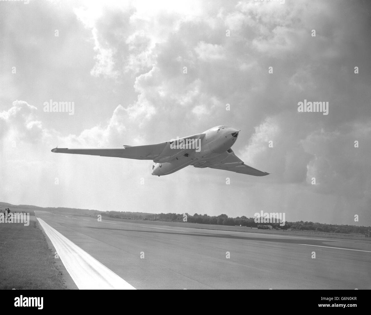 Il bomber Handley Page Victor a forma di mezzaluna, uno degli aerei più grandi della RAF. Stava apparendo alla Giornata dei tecnici alla Mostra annuale della Società dei costruttori di aerei britannici presso la Royal Aircraft Establishment di Farnborough, Hampshire. Foto Stock