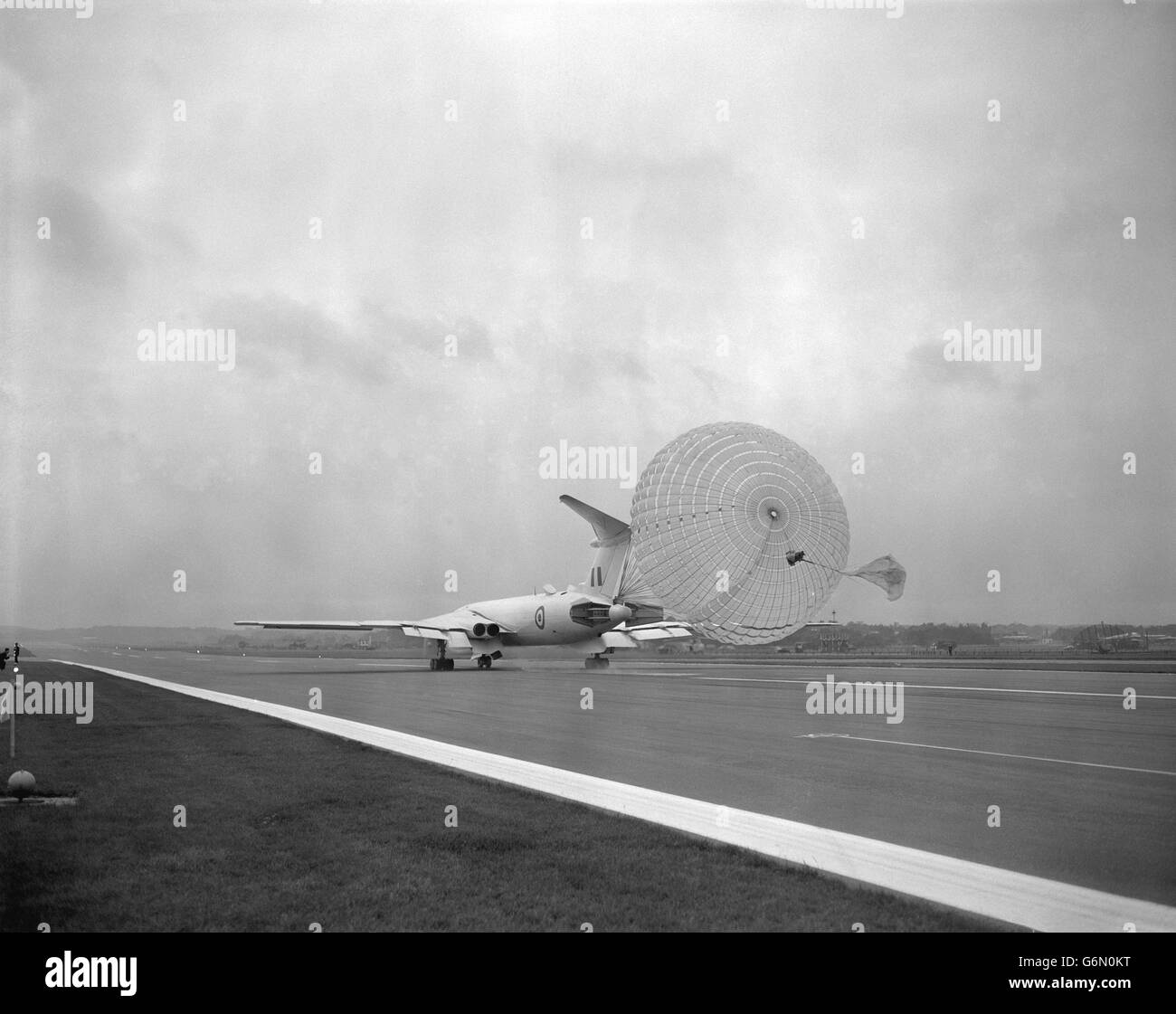 Uno speciale freno paracadute aiuta ad arrestare il movimento in avanti di un bombardiere Handley Page Victor presso lo stabilimento Royal Aircraft di Farnborough, Hampshire, durante una fiera annuale della Society of British Aircraft Constructors. Foto Stock