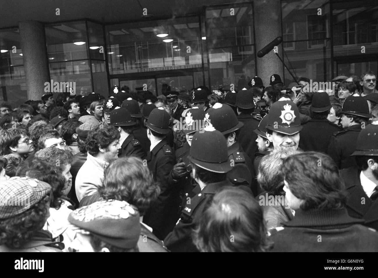 La polizia si trova tra la folla dei minatori e dei loro sostenitori fuori dalla sede centrale della TUC a Londra, dove i leader e i delegati della National Union of Mineworkers si incontravano per decidere se sferrare lo sciopero dei box. Foto Stock