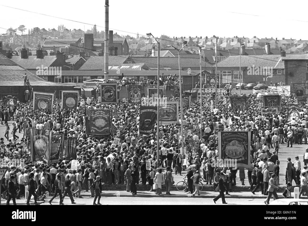 Un raduno di massa di minatori impressionanti in Mansfield, Nottinghamshire. Foto Stock