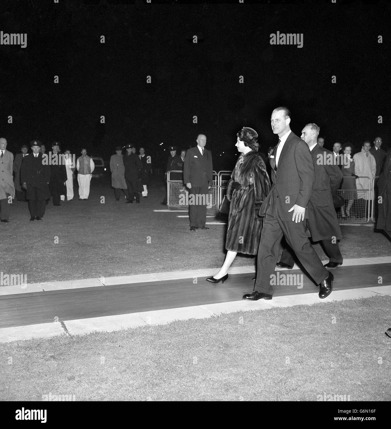 La Regina e il Duca di Edimburgo all'aeroporto di Heathrow prima del tour reale del Duca in Sud America. Foto Stock