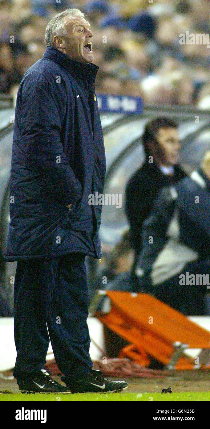 Eddie Grey, direttore del custode di Leeds United, grida le istruzioni ai suoi giocatori durante la partita fa Barclaycard Premiership contro Aston Villa tenutasi a Elland Road, Leeds. Leeds si è unita nel 0-0 con Aston Villa. Foto Stock