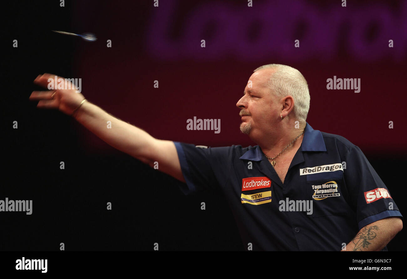 Robert Thornton in azione contro Wes Newton il terzo round durante il giorno dodici del Ladbrokes World Darts Championship ad Alexandra Palace, Londra. Foto Stock