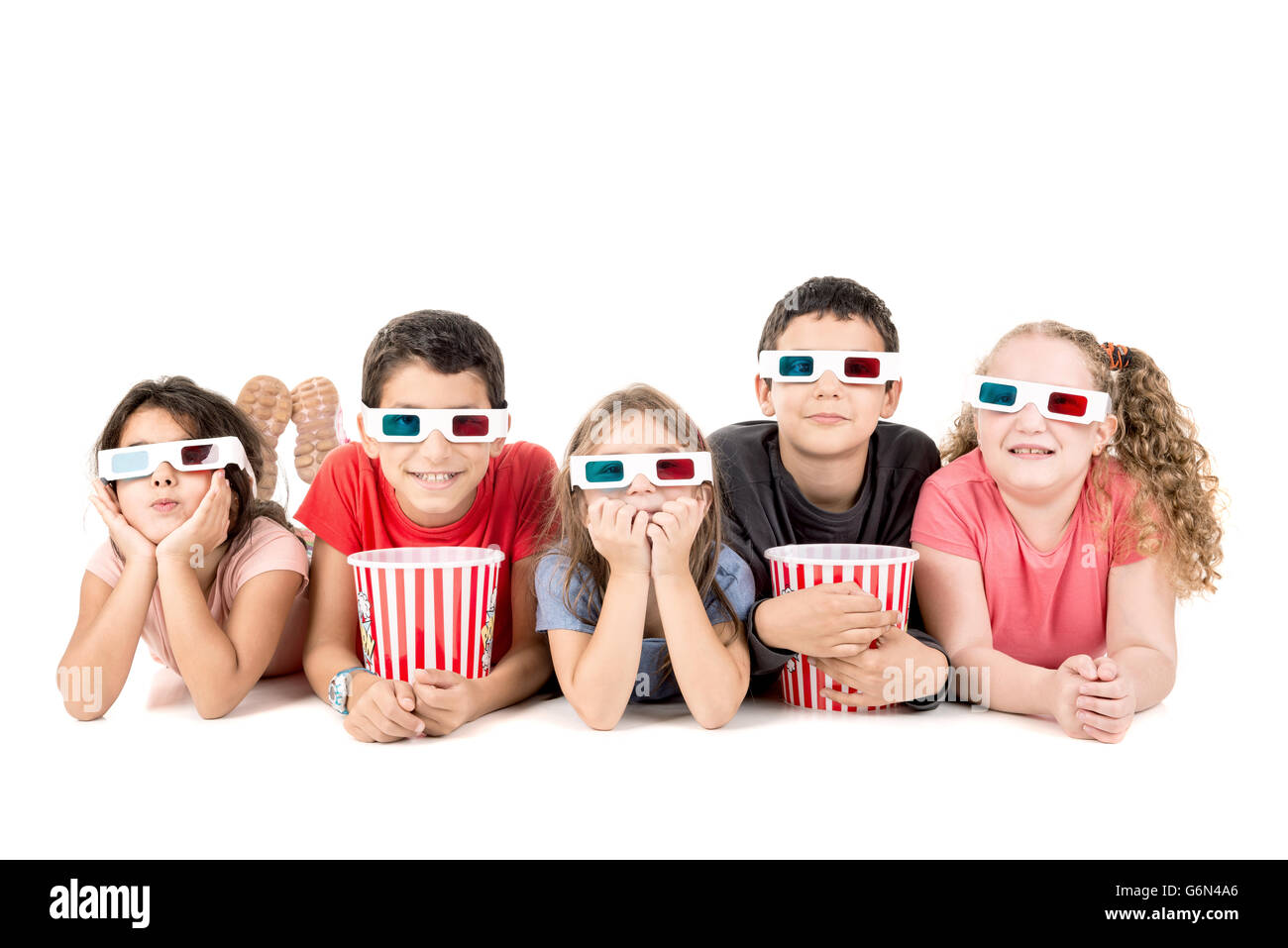 Un gruppo di bambini con gli occhiali 3d e pop-corn Foto Stock