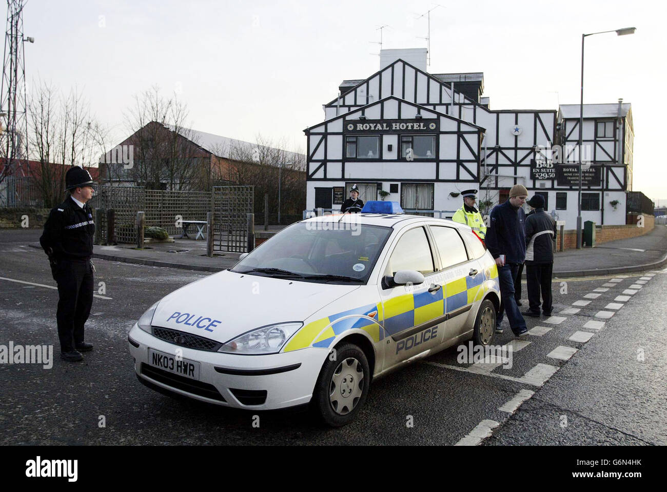Gli agenti di polizia si trovano in guardia fuori dal Royal Hotel a Dunston, Gateshead, dove si ritiene che il sospetto sia detenuto in relazione all'assassinio di PC Ian Broadhurst e al tentato omicidio di due suoi colleghi, ha detto oggi la polizia. La polizia dello Yorkshire occidentale ha detto che l'uomo, alla fine degli anni '30, è stato arrestato nel nord-est dell'Inghilterra a seguito di una decollo da un membro del pubblico. Foto Stock