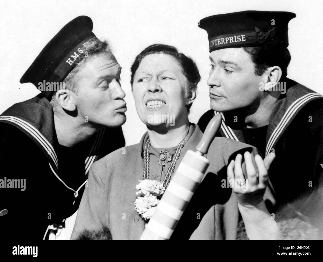 15 gennaio - morto in questo giorno - 1990. Attore scozzese Gordon Jackson. *PA News Photo 2/2/56: Un'immagine del file della biblioteca di Peggy Mount, con Gordon Jackson (l) e Ronald Lewis durante una scena del film 'Sailor Beware'. Foto Stock