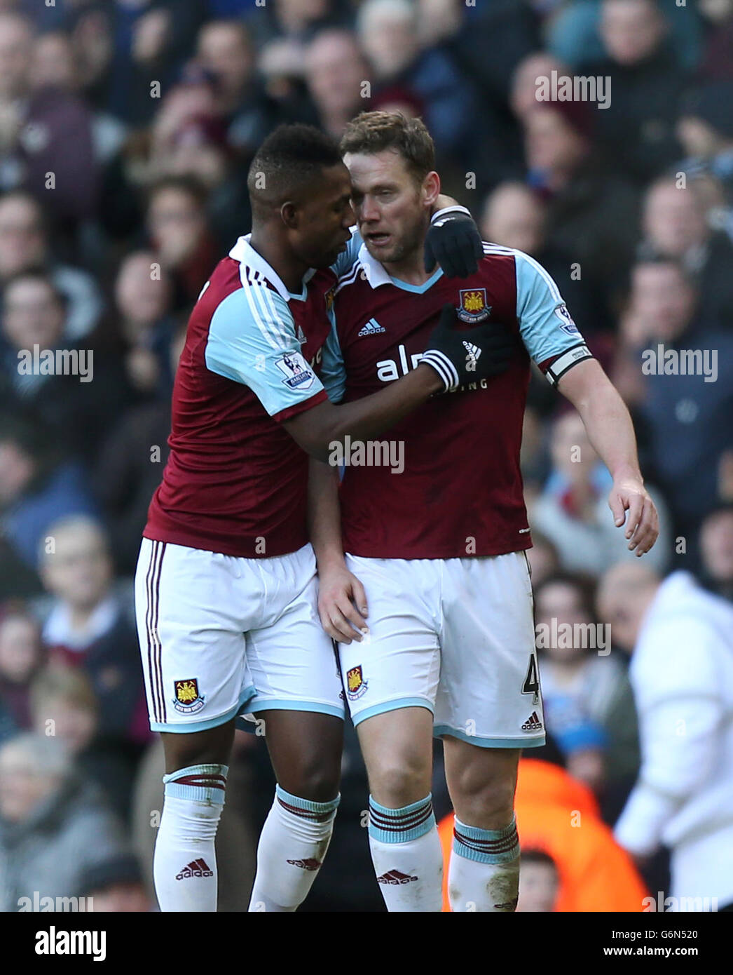 Kevin Nolan (a destra) del West Ham United si congratula per aver segnato il compagno di squadra Modibo Maiga (a sinistra) Foto Stock