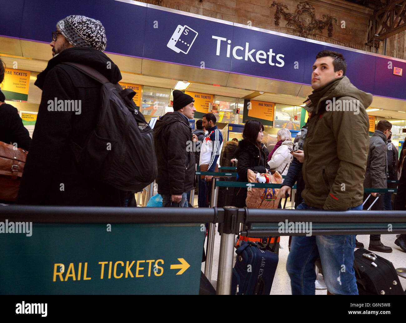 I pendolari si accodano per acquistare i biglietti del treno alla stazione Victoria nel centro di Londra, poiché le tariffe ferroviarie stanno aumentando così velocemente che entro il 2018 il governo farà "un profitto dai passeggeri", secondo un rapporto commissionato dalla Campagna per il trasporto migliore (CBT). Foto Stock