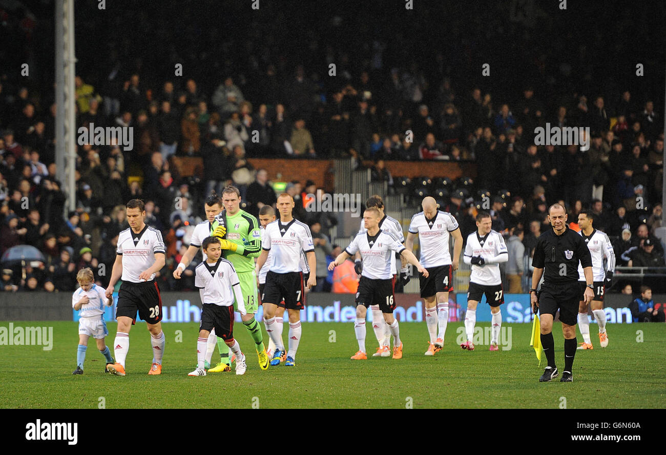 Calcio - Barclays Premier League - Fulham v West Ham United - Craven Cottage. Fulham uscire prima del gioco Foto Stock
