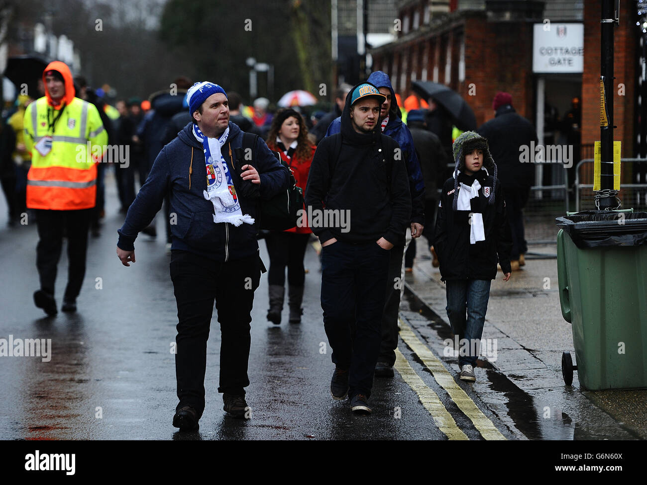 Calcio - Barclays Premier League - Fulham v West Ham United - Craven Cottage. I fan si fanno strada prima del gioco Foto Stock