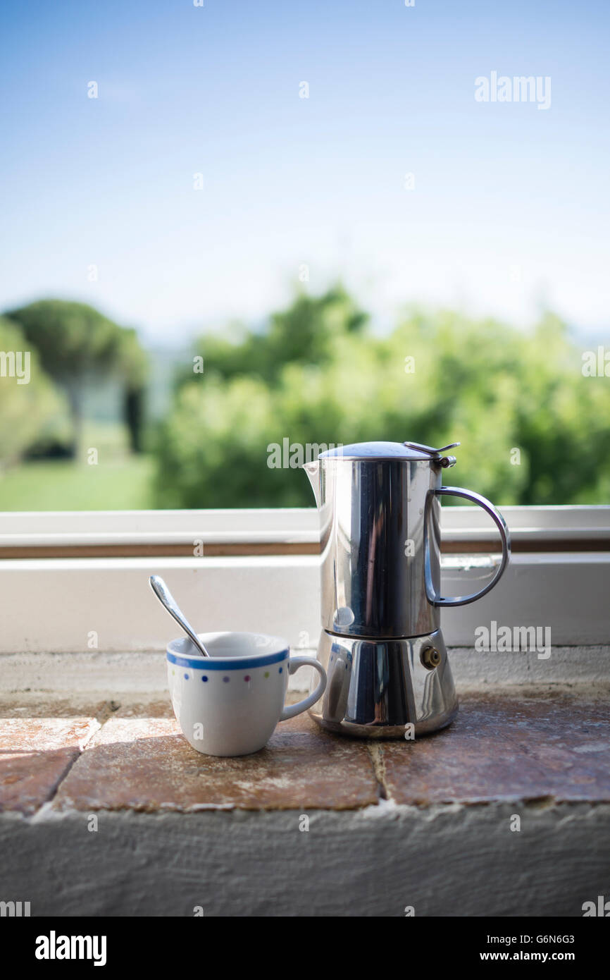 Può essere espresso e la tazza di caffè mediante la finestra Foto Stock