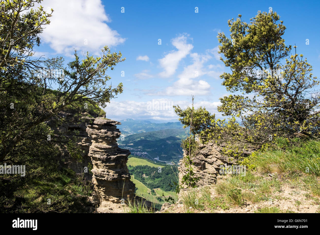 Le Torri di Monte Adone, una roccia erosa stack, che si affaccia sulla Valle del Setta nei pressi di Badolo in Italia Foto Stock