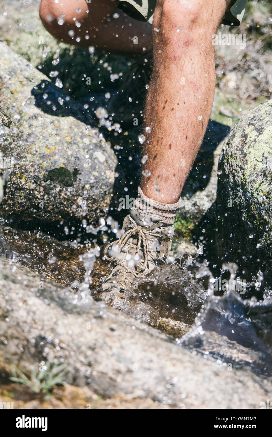 Spagna, escursionista con una calzatura Trekking in acqua, schizzi Foto Stock