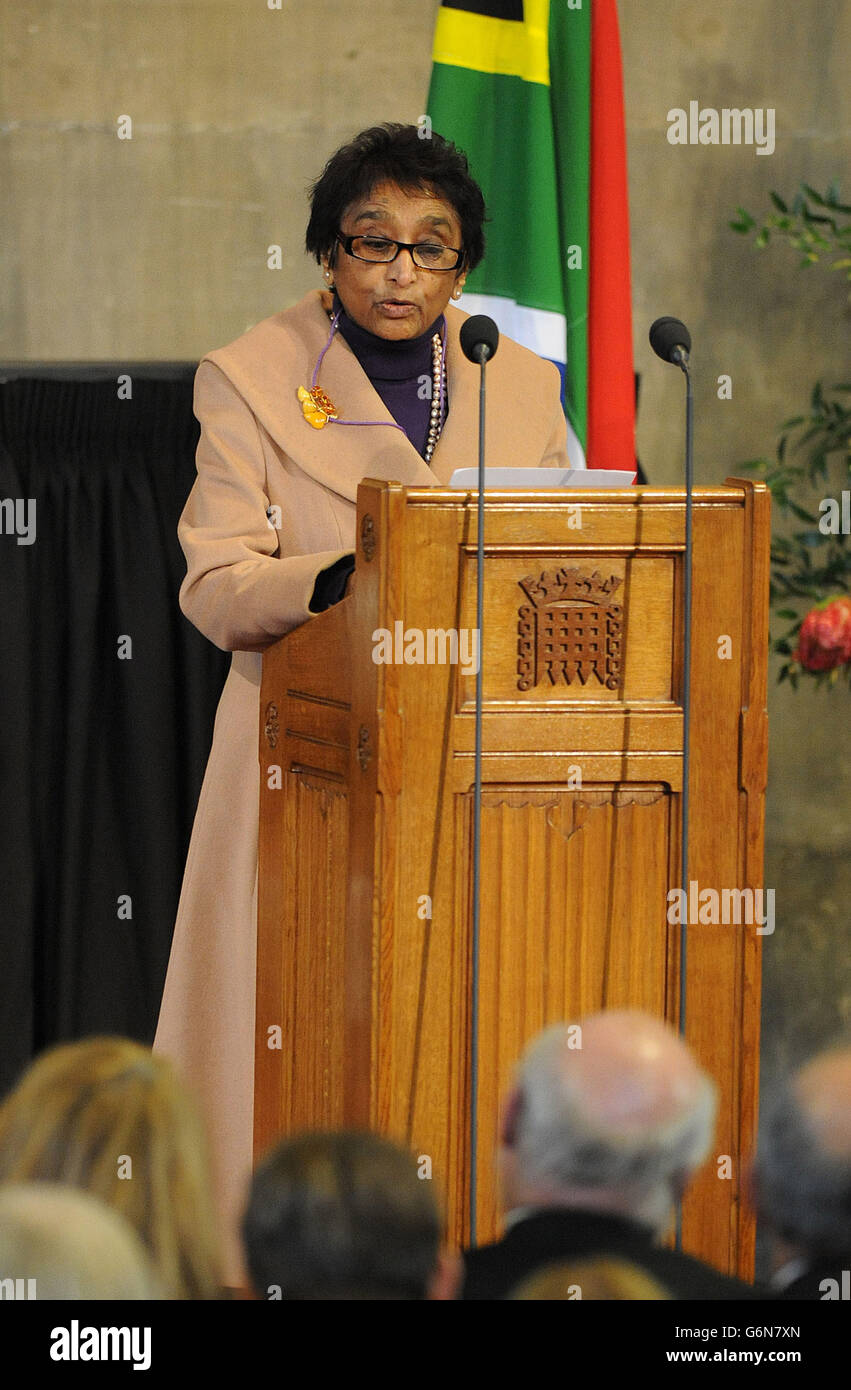 La sig.ra Adelaide Joseph parla alla celebrazione della vita di Nelson Mandela, che si tiene presso la Westminster Hall, House of Commons, nel centro di Londra. Foto Stock