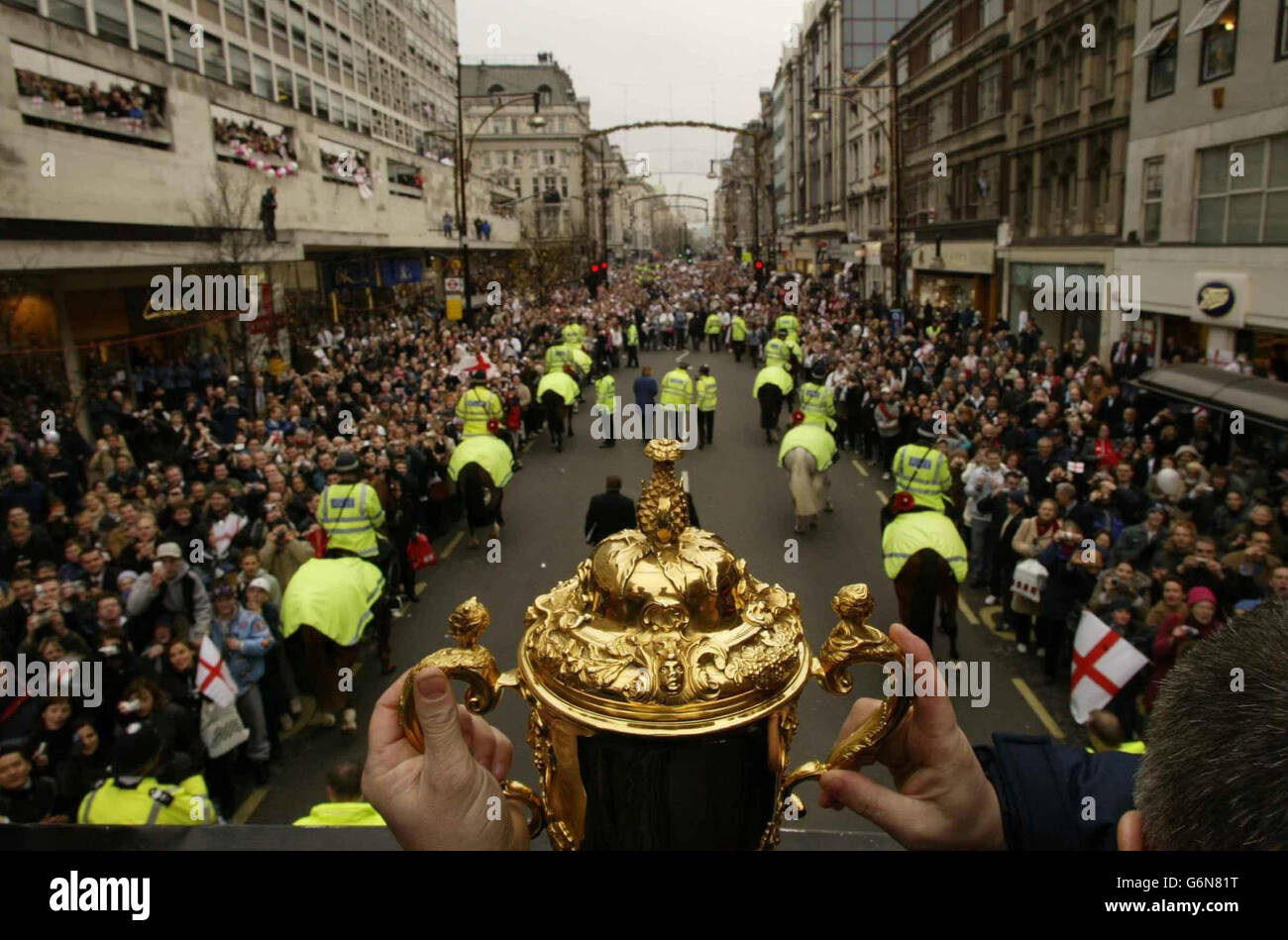 La squadra campione del mondo dell'Inghilterra nella loro sfilata di vittoria attraverso le strade di Londra. I due autobus a cielo aperto arrivarono fuori dalla Galleria Nazionale per un'accoglienza rapturosa da migliaia di tifosi. La piazza era un mare di bandiere rosse e bianche mentre gli eroi della nazione si erano mossi dai tifosi. Foto Stock