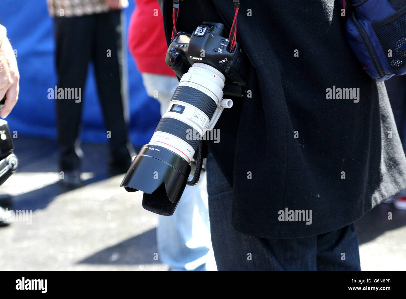 Close up di paparazzi fotocamera appeso sulla cinghia della fotocamera Foto Stock