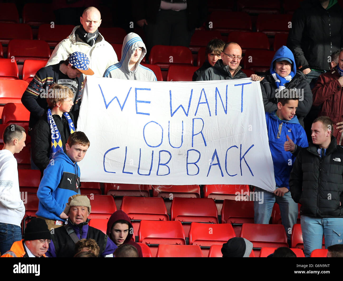 I fan della città di Cardiff hanno un banner che esprime la loro opinione sulla situazione attuale del loro club durante la partita della Barclays Premier League ad Anfield, Liverpool. Foto Stock