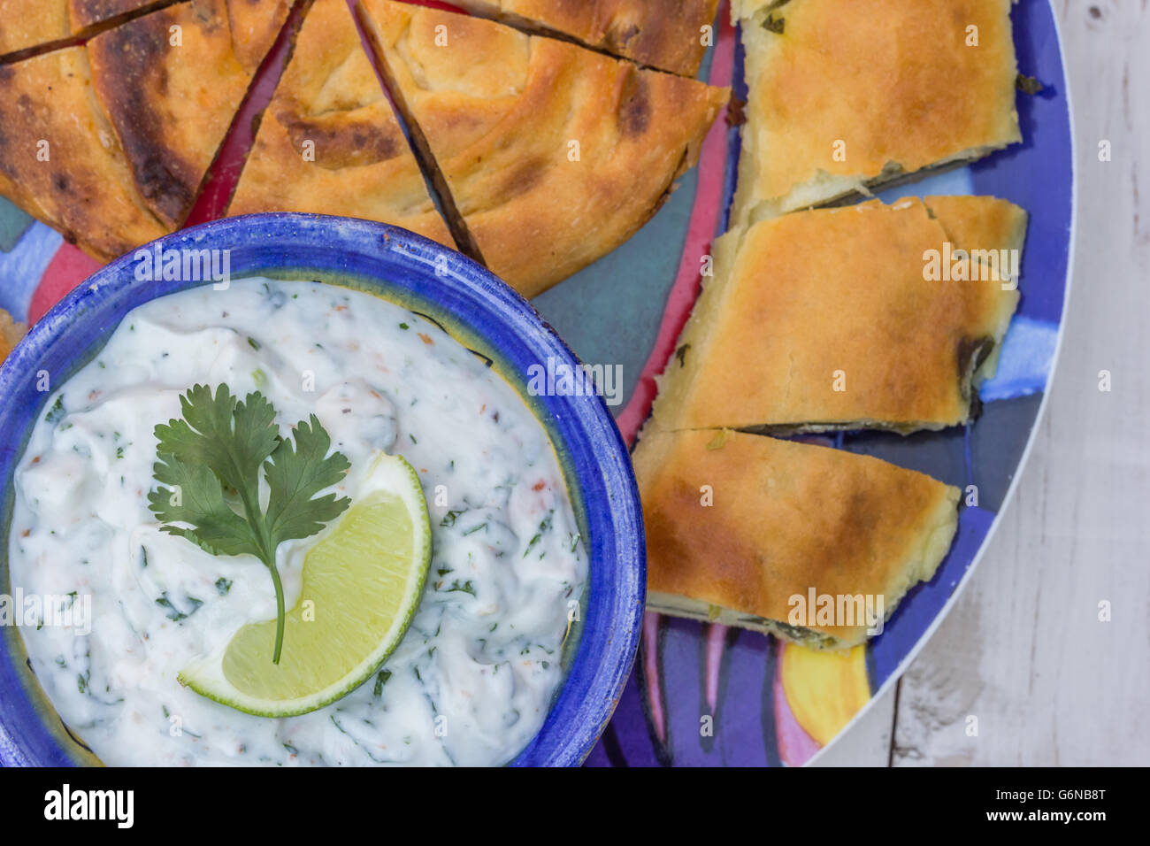Tzatziki greco dip e di pasticceria su una piastra colorati Foto Stock