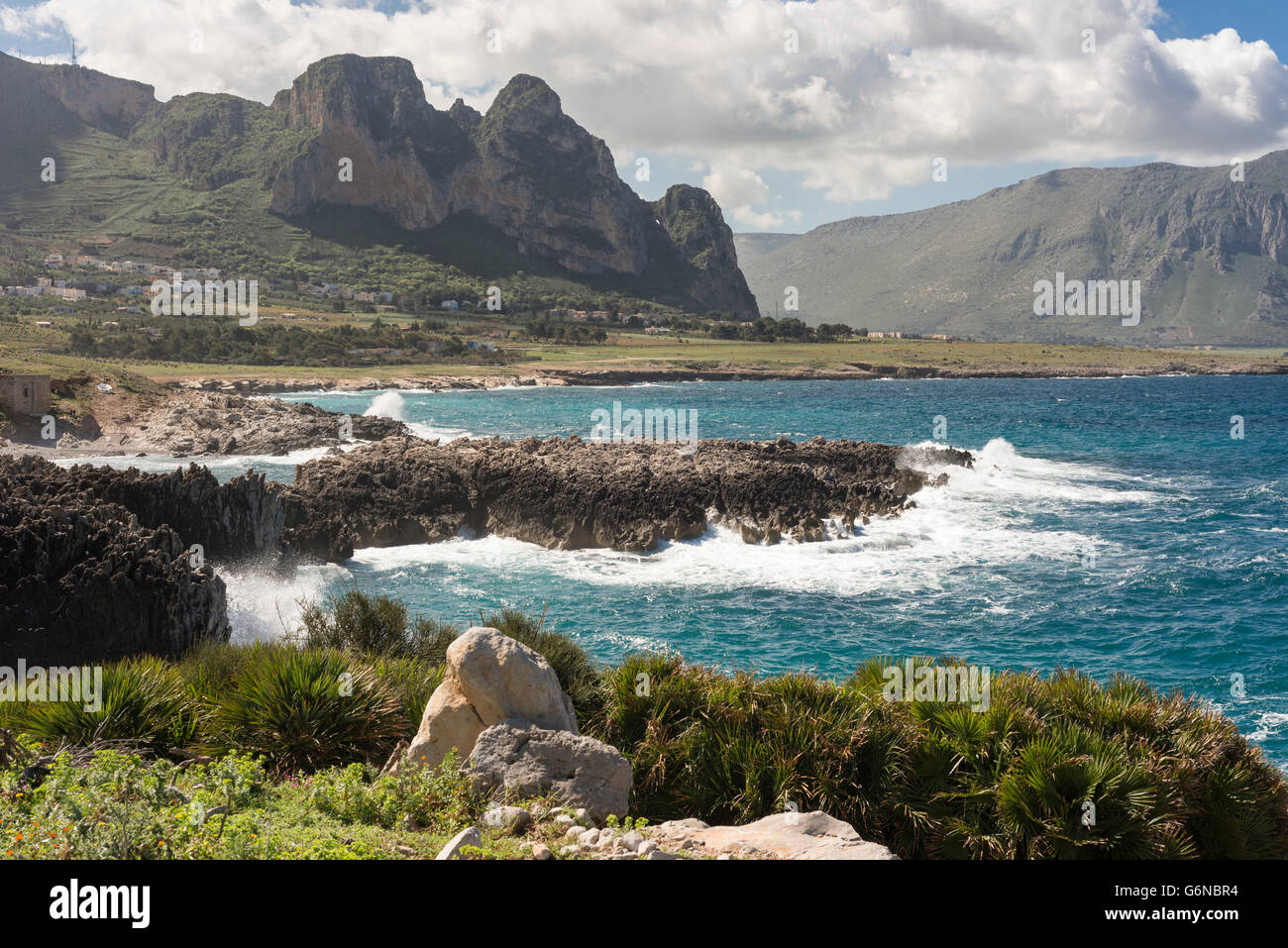 L'Italia, in Sicilia, in provincia di Trapani, San Vito lo Capo, costa rocciosa Foto Stock