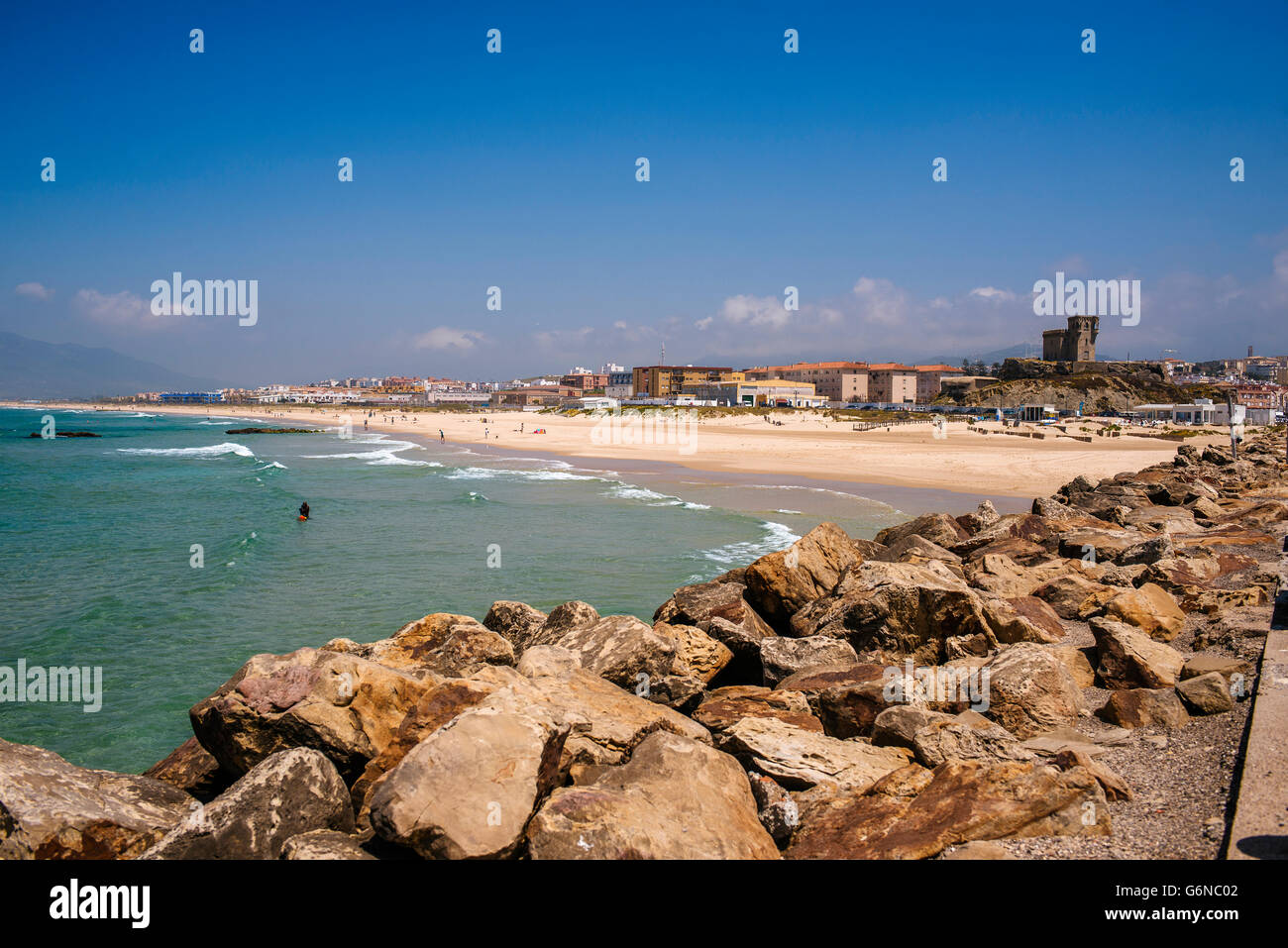 Spagna, Andalusia, Tarifa, Spiaggia di Los Lances, con il castello di Santa Catalina e la città in background Foto Stock