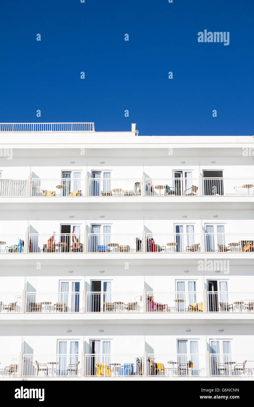 Spagna, Mallorca, balconi di un bianco hotel Foto Stock