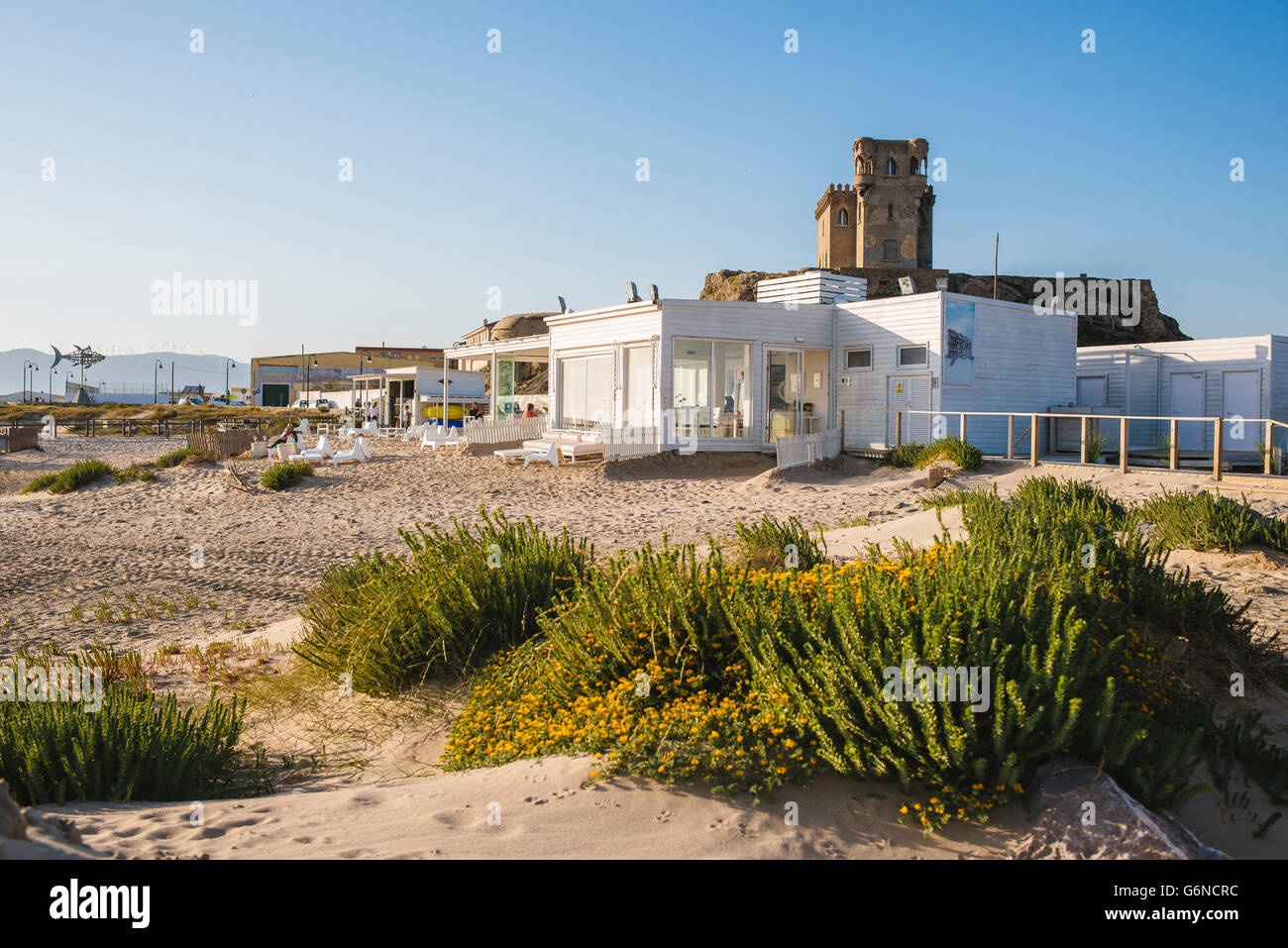 Spagna, Andalusia, Tarifa, Spiaggia di Los Lances, con il castello di Santa Catalina in background Foto Stock