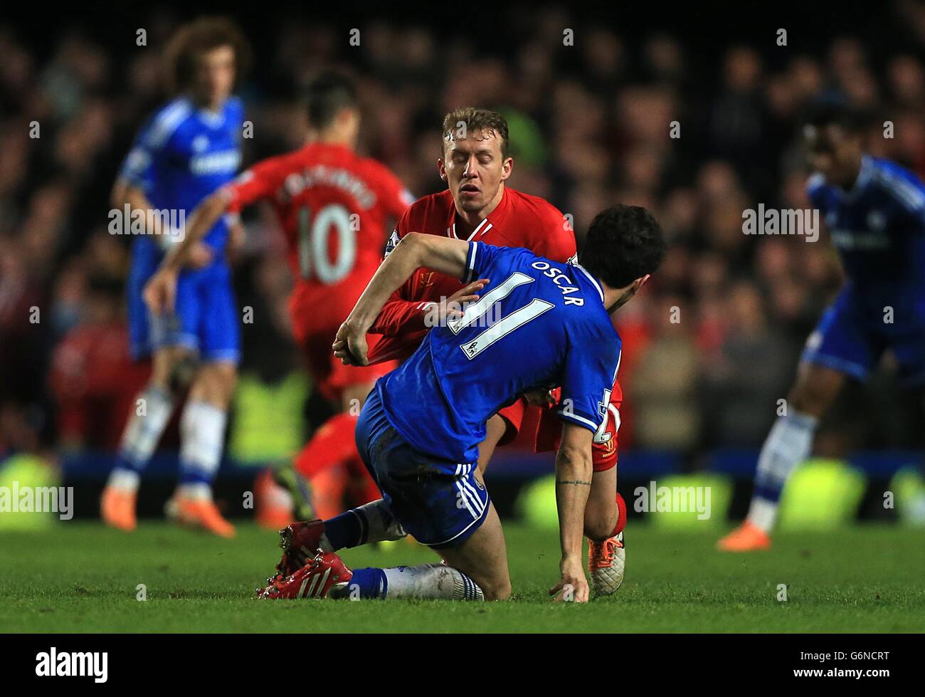 Leiva Lucas di Liverpool (dietro) e Emboaba Oscar di Chelsea entrano un'alterazione dopo un tackle tardivo Foto Stock
