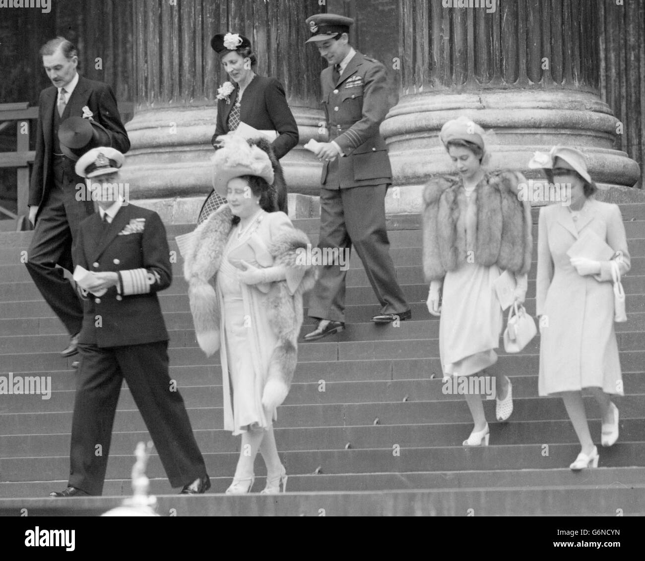 Il Capitano del Gruppo Peter Townsend (centro), poi un Equerry al Re, lasciando la Cattedrale di San Paolo, Londra, con la famiglia reale (fronte L-R): Re Giorgio VI, la Regina Madre, la Regina Elisabetta II e la Principessa Margherita dopo aver partecipato ad un servizio in chiesa in una Giornata Nazionale di preghiera. Foto Stock