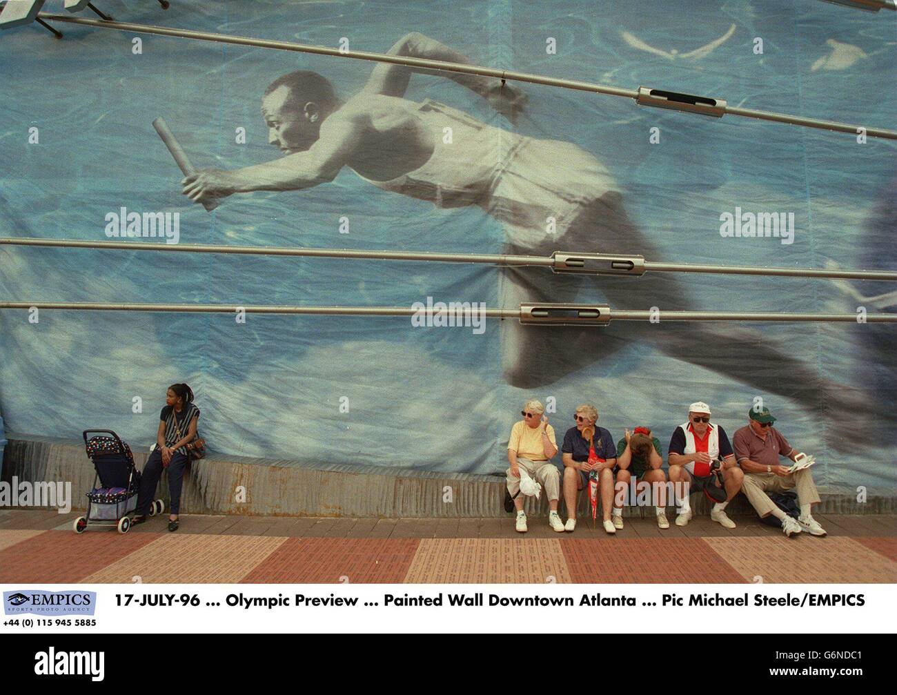 Anteprima Olimpica del centro di Atlanta, Georgia. Painted Wall mostra Jesse Owens - Olimpiadi 1936 Sprint Champion nel relè - Downtown Atlanta Foto Stock