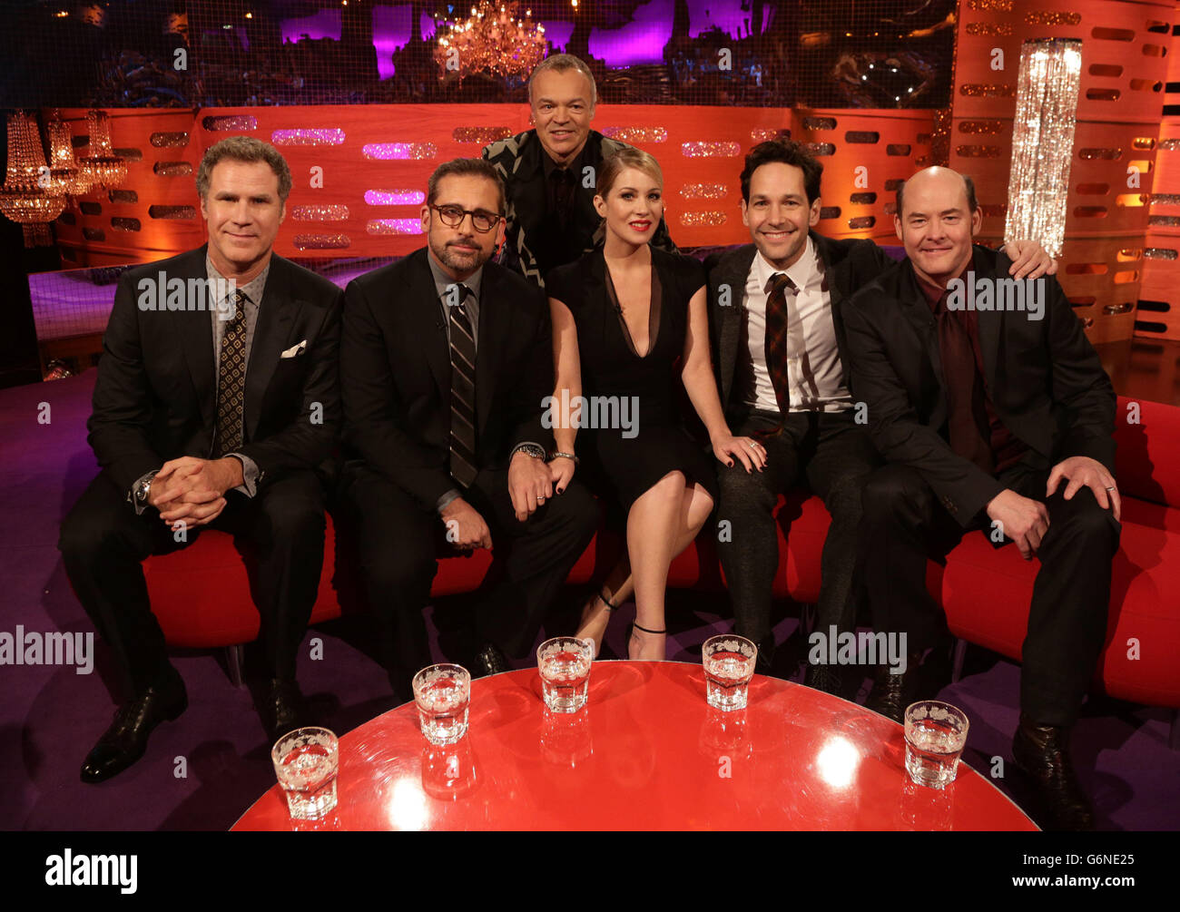 Will Ferrell, Steve Carell, Graham Norton, Christina Applegate, Paul Rudd e David Koechner durante le riprese del New Year's Eve Graham Norton Show, presso i London Studios, a sud di Londra, in onda sulla BBC One il martedì sera. Foto Stock