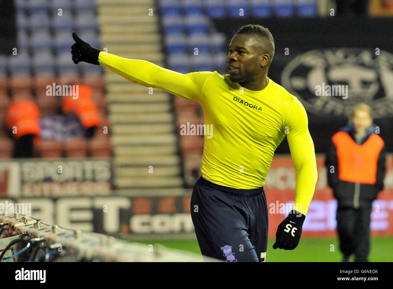 Calcio - Sky Bet Championship - Wigan Athletic / Birmingham City - DW Stadium. Aaron Mclean di Birmingham lancia la sua camicia ai fan dopo la partita Foto Stock