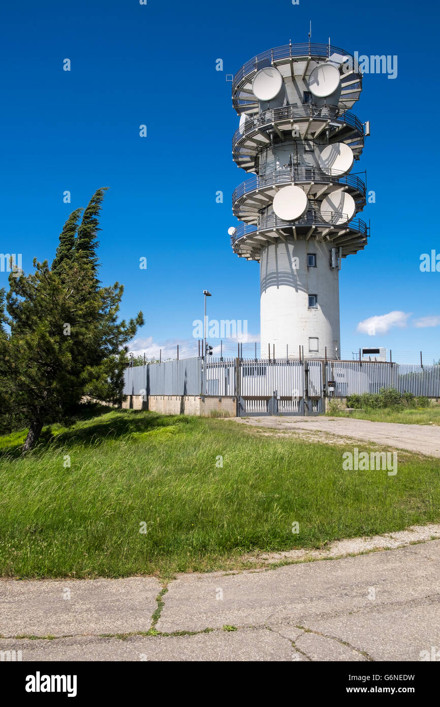 Montante di telecomunicazioni con piatti sattellite e antenne nei pressi di Sasso Rosso in Italia Foto Stock