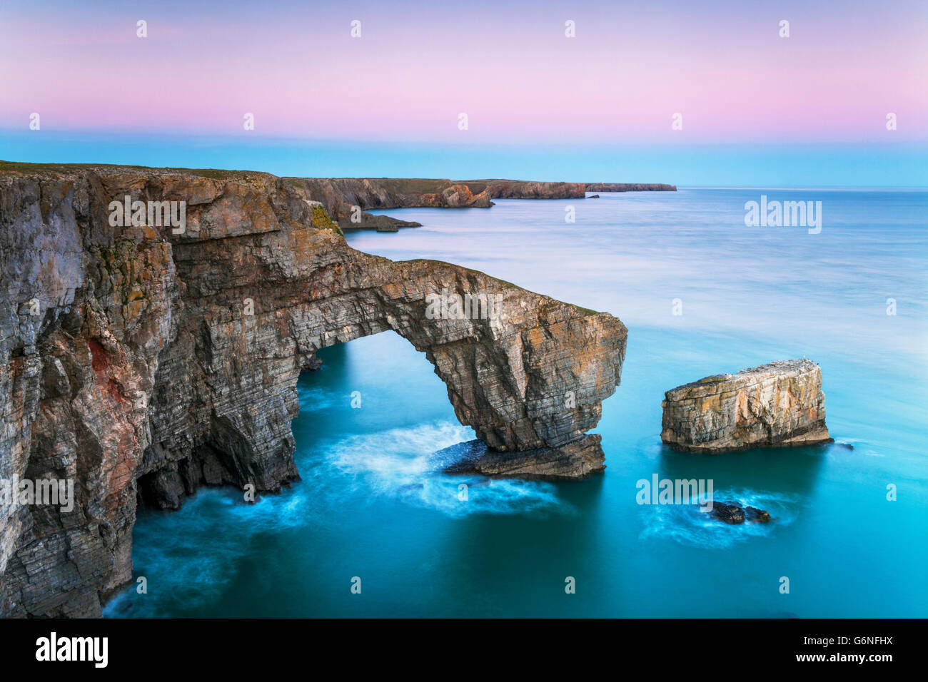 Green Bridge of Wales, Pembrokeshire Coast, Galles, Regno Unito Foto Stock