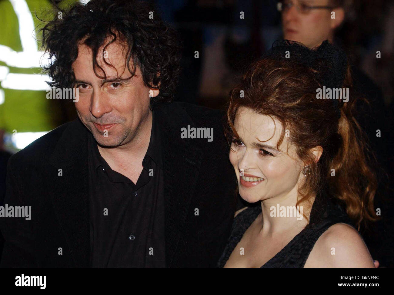 Il Regista Tim Burton Con La Sua Partner Helena Bonham Carter Arriva Alla Prima Della Celebrita Di Gala Britannica Del Suo Ultimo Film Big Fish Al Warner Village Leicester Square Nel Centro