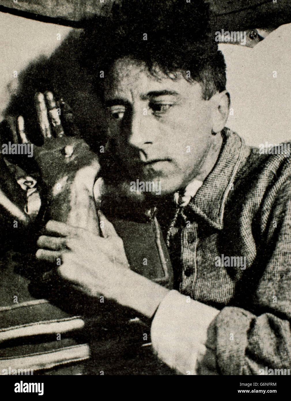 Jean Maurice Eugène Clément Cocteau (Maisons-Laffitte, 5 luglio 1889 - Milly-la-Forêt, 11 ottobre 1963) è stato un poeta e saggista, drammaturgo, sceneggiatore, artista, scrittore e librettista, regista e attore francese Foto Stock