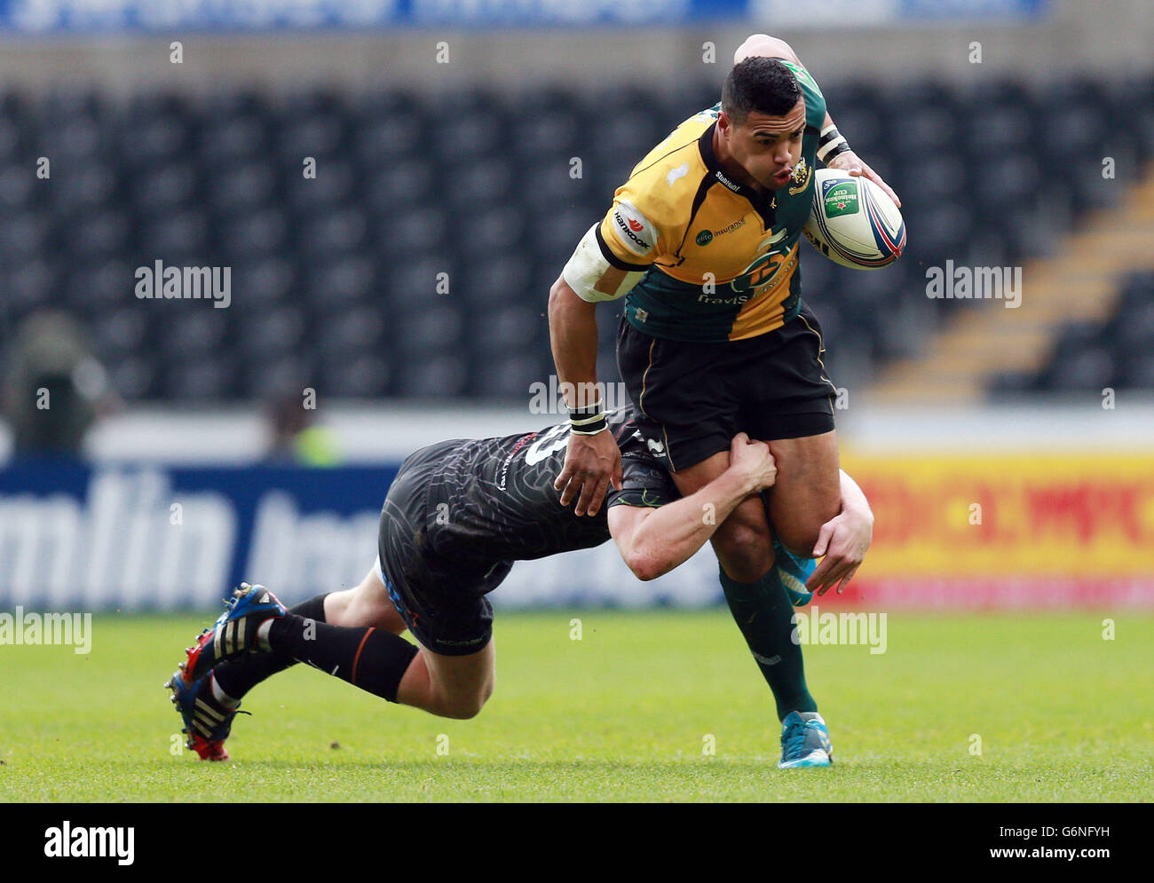 Rugby Union - Heineken Cup - Pool One - Ospreys / Northampton Saints - Liberty Stadium. Luther Burrell di Northampton è affrontato da Ospreys Dan Biggar durante la partita della Heineken Cup, Pool One al Liberty Stadium di Swansea. Foto Stock